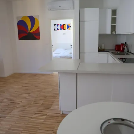 U6 Center By The Danube *