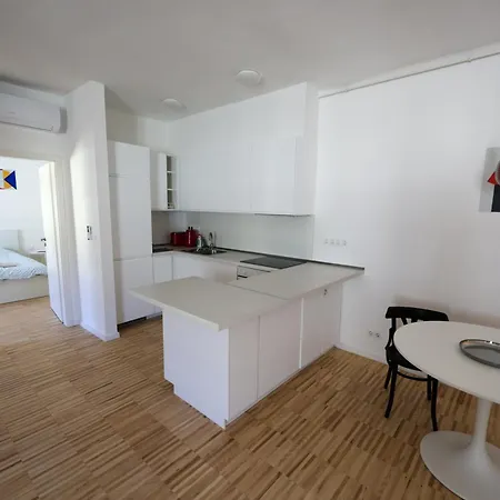 U6 Center By The Danube Апартаменты *