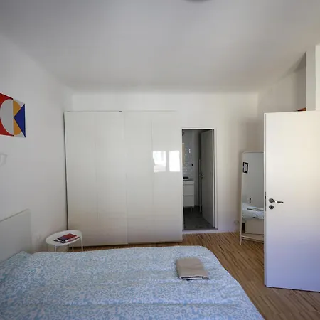 U6 Center By The Danube *