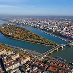 U6 Center By The Danube *